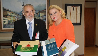 O Presidente da Associação Brasileira das Escolas do Legislativo e de Contas e Diretor da Gráfica do Senado, Flórian Madruga presenteou a biblioteca do Tribunal com edições em braile das publicações da lei orgânica do Tribunal de Contas e da Constituição Estadual Foto: Karina Camargos Coutinho / Coordenadoria de Jornalismo e Redação